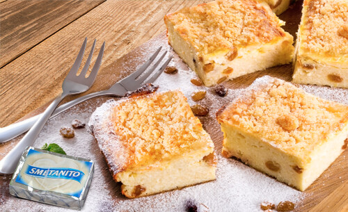 Sypaný koláč s tvarohem a rozinkami